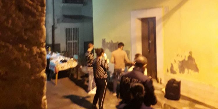Lentini. Una grigliata con i vicini al centro della via, la Polizia sanziona 8 persone