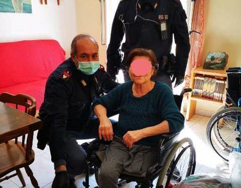 Siracusa. Poliziotti fanno la spesa ad un’anziana in difficoltà