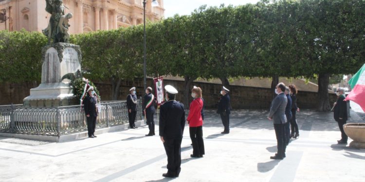Noto. Festa della Liberazione, stamane l’omaggio al Monumento dei Caduti