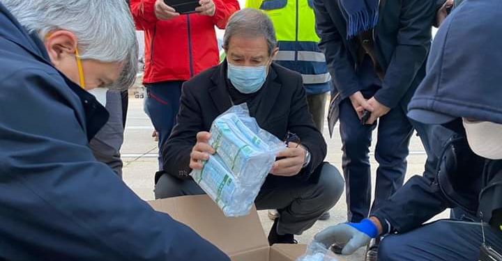 Coronavirus, atterrato a Palermo un carico di 40 tonnellate di dispositivi sanità acquistato dalla Regione