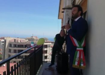 25 aprile, il Sindaco Italia fa festa insieme ai “balconi di via Grottasanta”
