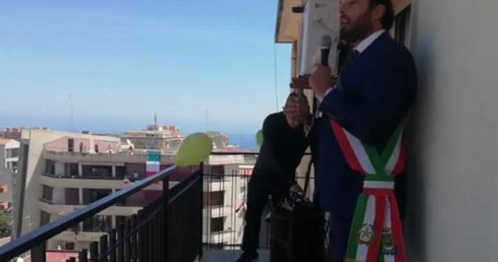 25 aprile, il Sindaco Italia fa festa insieme ai “balconi di via Grottasanta”