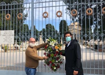 Siracusa. Deposte corone di fiori ai cancelli del Cimitero