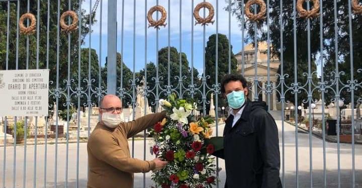 Siracusa. Deposte corone di fiori ai cancelli del Cimitero