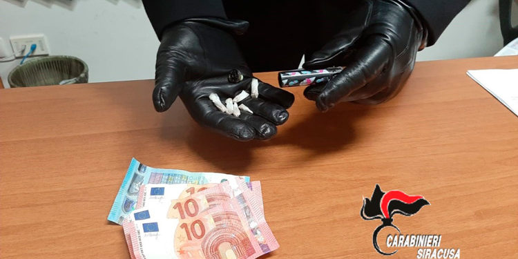 Pachino, eroina in dosi occultata all’interno di un accendino: 18enne arrestato dai Carabinieri