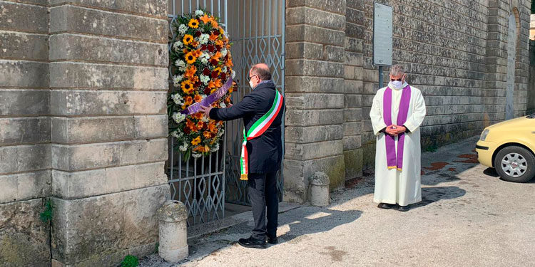 Noto, deposta una ghirlanda di fiori all’ingresso del cimitero. Bonfanti: “omaggio ai defunti a nome della comunità”