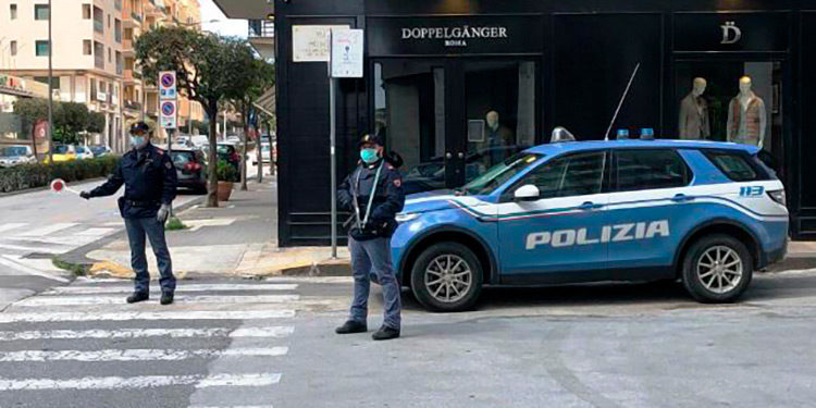 Siracusa. Coronavirus, controlli di Polizia: sanzionate cinque persone trovate all’interno di un bar