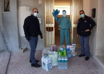 Siracusa, la Polizia consegna la spesa ad una famiglia in difficoltà