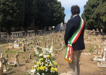 Siracusa, visita al cimitero del sindaco Italia e dell’arcivescovo Pappalardo: simbolico omaggio ai defunti a nome della comunità