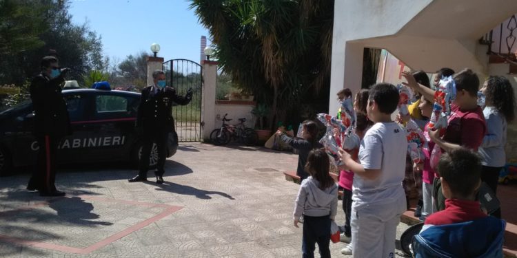 Priolo. I Carabinieri hanno donato uova di cioccolato ai bambini di una casa famiglia