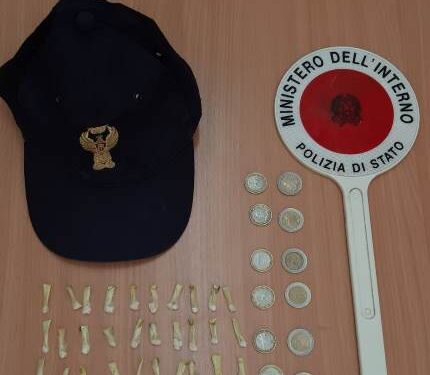 Droga a Siracusa, Polizia trova vicino un condominio dosi di cocaina