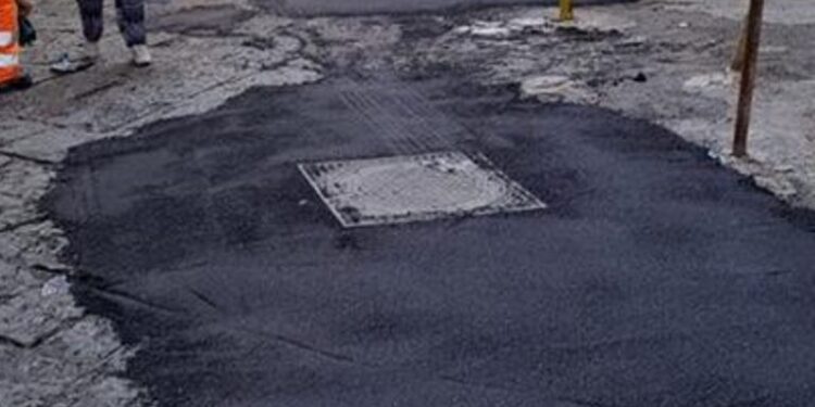 Siracusa. In Ortigia rattoppi con l’asfalto dopo interventi Siam, Fontana: “sistemazione temporanea”