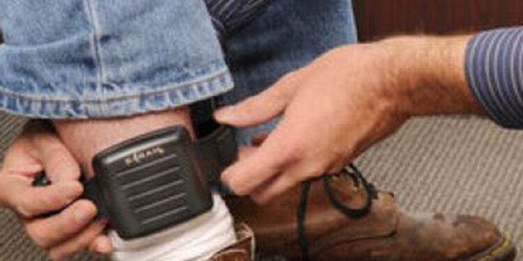 Siracusa. Trancia il braccialetto elettronico si allontana da casa: arrestato