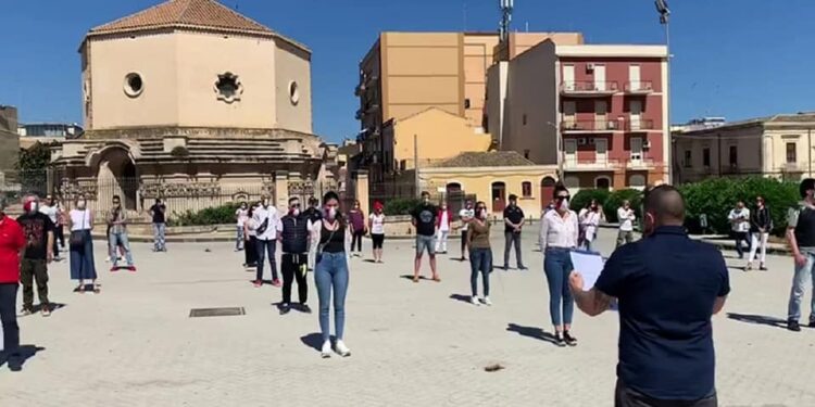 Quarto sabato di protesta per le Mascherine Tricolori: più di cento ieri in Piazza Santa Lucia