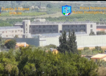 Siracusa, introduzione clandestina di cellulari e stupefacenti al carcere di Cavadonna