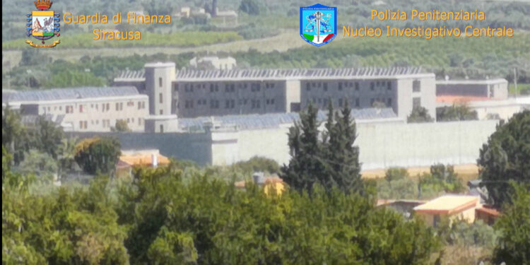 Siracusa, introduzione clandestina di cellulari e stupefacenti al carcere di Cavadonna