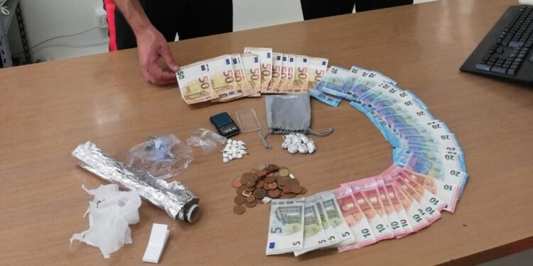 Floridia. Cocaina e marijuana in casa: arrestato un uomo