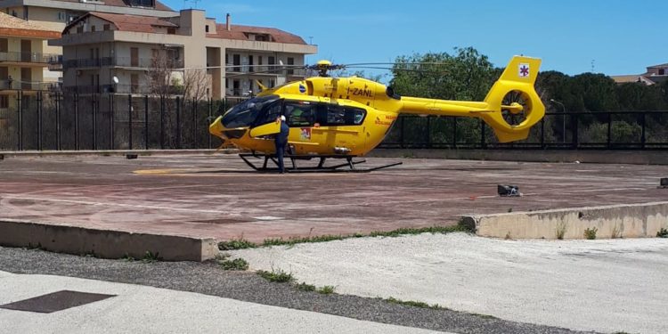 Floridia, si ustiona in casa: interviene l’elisoccorso