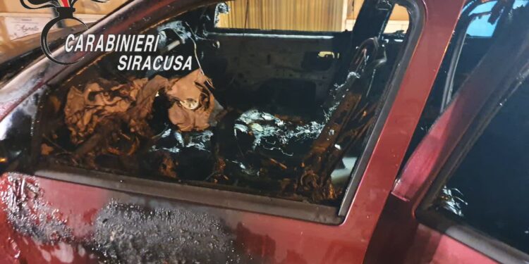 Incendi di auto a Pachino, un giovane sottoposto a misura di sicurezza. Le FOTO