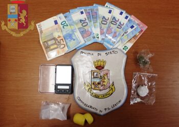 Lentini, prova a disfarsi della droga gettandola dalla finestra: denunciato