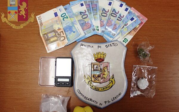 Lentini, prova a disfarsi della droga gettandola dalla finestra: denunciato