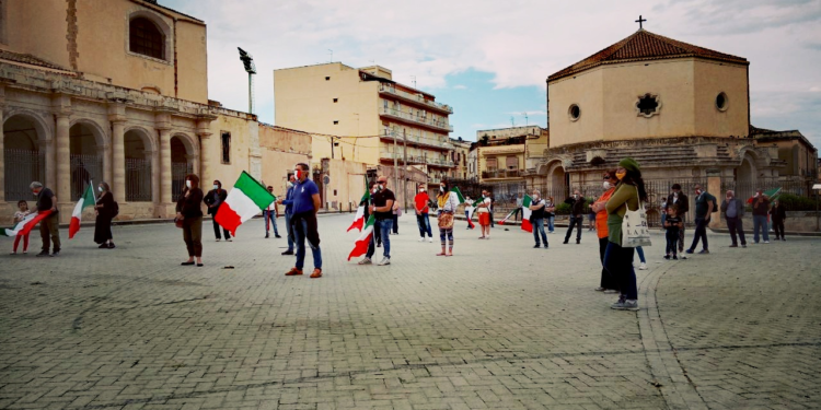 Siracusa. Quinto sabato di protesta delle mascherine tricolori a Piazza Santa Lucia