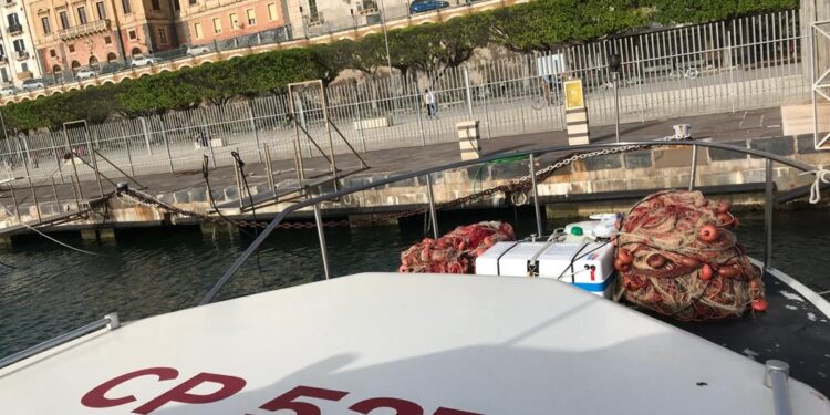 Siracusa, la Guardia Costiera sequestra rete da posta al Plemmirio