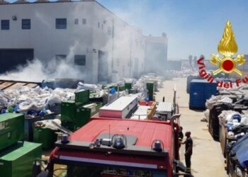 Siracusa. Incendio in un magazzino di materiale plastico: intervenuti i Vigili del Fuoco