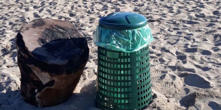 Siracusa. Iniziata oggi la pulizia delle spiagge libere e la posta dei portarifiuti negli arenili