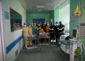 Siracusa, i Vigili del Fuoco donano all’Utin dell’Umberto I oggetti fatti a mano