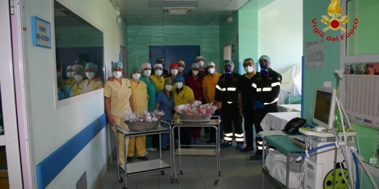 Siracusa, i Vigili del Fuoco donano all’Utin dell’Umberto I oggetti fatti a mano