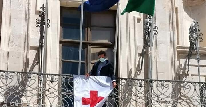 Giornata Mondiale Croce Rossa, bandiera esposta sulla facciata di Palazzo Vermexio