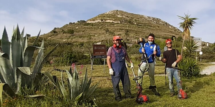 Diserbo del centro abitato,  a Buscemi assessore e consiglieri all’opera