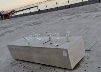 Primo sabato di movida a Siracusa, alla marina tour tra rifiuti e bottiglie vuote