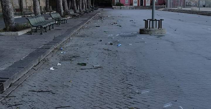 Primo sabato di movida a Siracusa, alla marina tour tra rifiuti e bottiglie vuote