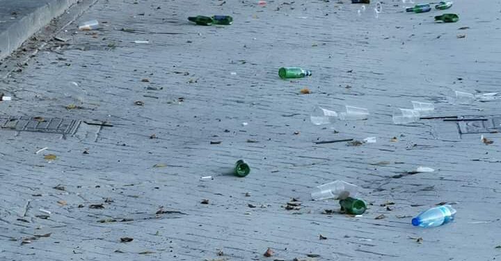 Primo sabato di movida a Siracusa, alla marina tour tra rifiuti e bottiglie vuote