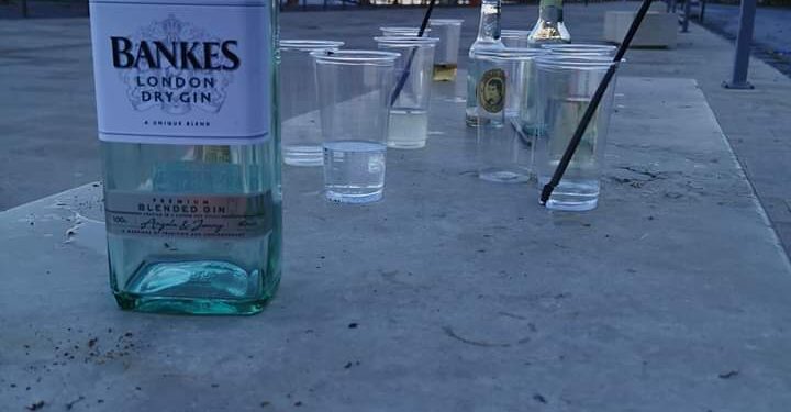 Primo sabato di movida a Siracusa, alla marina tour tra rifiuti e bottiglie vuote