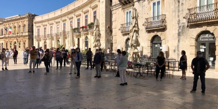 Siracusa. Presidio spontaneo dei lavoratori Ideal Service a Palazzo Vermexio