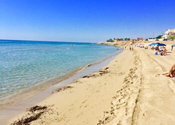 Coronavirus, le regole da seguire per le riaperture: dalla spiaggia al ristorante