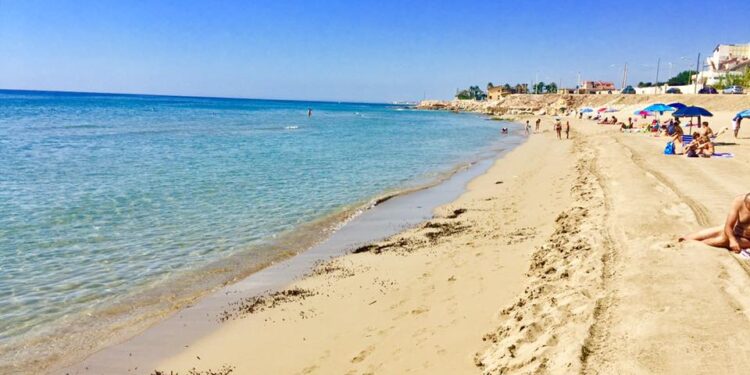 Coronavirus, le regole da seguire per le riaperture: dalla spiaggia al ristorante