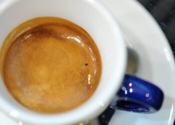 Sicilia, ordina un caffè  al bar e decide di pagarlo 50 euro: “siete rimasti chiusi 50 giorni”
