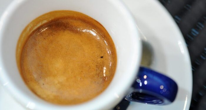 Sicilia, ordina un caffè  al bar e decide di pagarlo 50 euro: “siete rimasti chiusi 50 giorni”