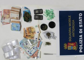Siracusa, spaccio in Piazza San Metodio: il blitz della Polizia con i cani antidroga