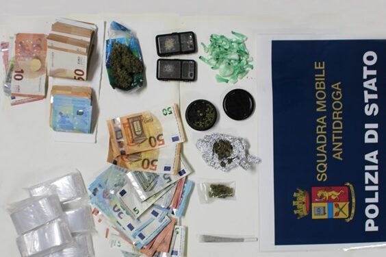 Siracusa, spaccio in Piazza San Metodio: il blitz della Polizia con i cani antidroga