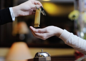 Augusta. Non comunicava alle autorità le persone che alloggiavano nella struttura, denunciata titolare