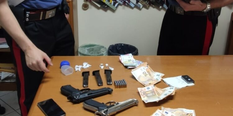 Priolo Gargallo, trovato in possesso di droga e due pistole: arrestato
