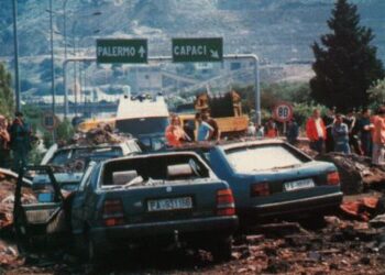 Lenzuolo bianco sul balcone di Palazzo Vermexio, anche Siracusa ricorda la strage di Capaci