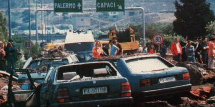 Lenzuolo bianco sul balcone di Palazzo Vermexio, anche Siracusa ricorda la strage di Capaci
