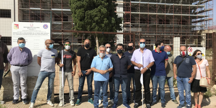 Siracusa. Sit in davanti alla Caserma dei Vigili del Fuoco per chiedere la ripresa dei lavori