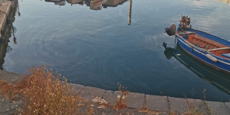 Idrocarburi nel porto piccolo di Siracusa